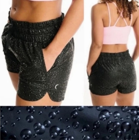 ZYIA Pants - Zyia Active Black Bubbles Hi-Rise Bomber Shorts NWT, size Medium
